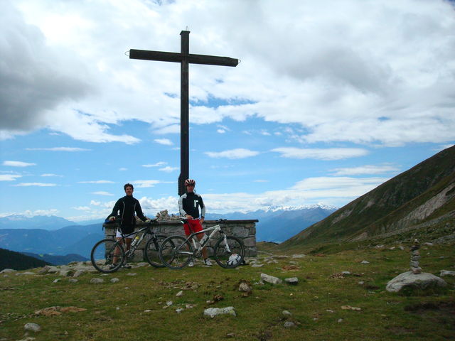 Am Gipfelkreuz nahe des Kratzbergsees (Meran 2000)