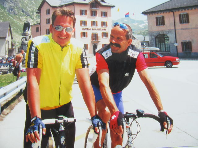 zwei die sich super verstehen, mein Sohn Sebastian und mein bester Freund Franco,, Pantani,, auf der Gotthard Passhöhe 