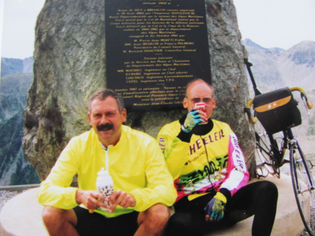 .
....mit meinem Zwillingsbruder
am Col de la Bonette im September 1993,große Frankreich - Alpentour- Genf-Nizza mit div. Pässen