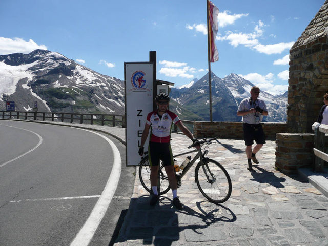 Fuscher Törl bei der Alpentour 2007, links neben der Fahne ist der Großglockner zu sehen
