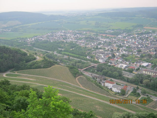 Landskrone. Heimersheim und erstes, asphaltiertes Teilstück durch den Weinberg.