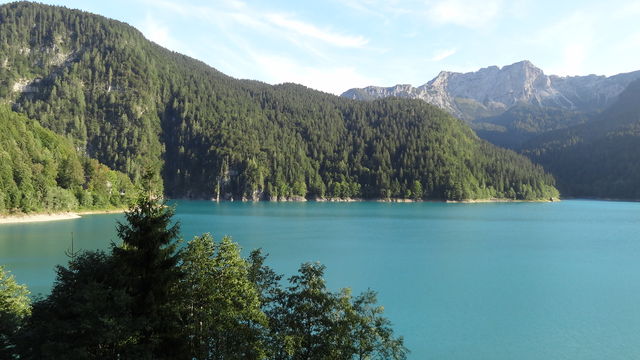 Nordanstieg: Der idyllische Lago di Sauris.