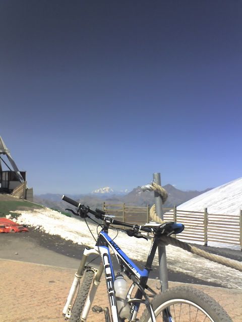 Mt Blanc unter tiefblauem Himmel