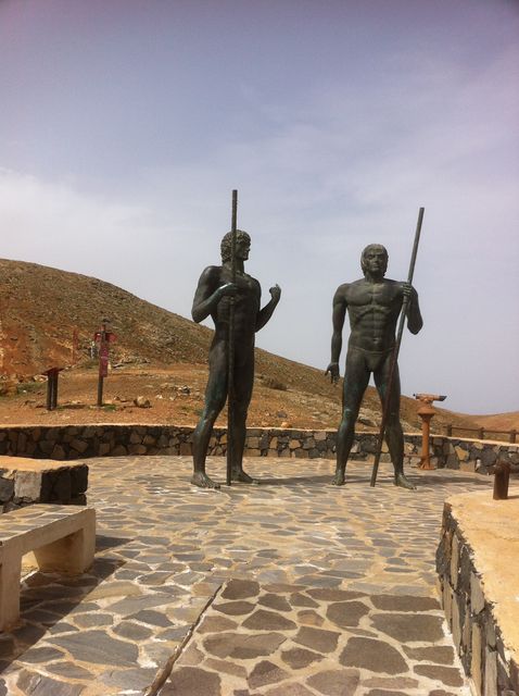 Bronzestatuen der legendären Könige Ayoze und Guise