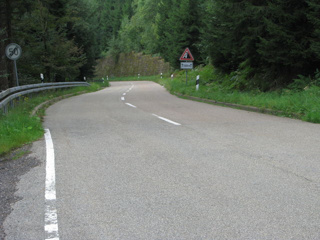 Abfahrt Schäfersfeld-Pass (hier beginnt wieder die "richtige" Strasse)