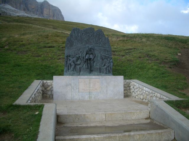 Fausto Coppi-Denkmal auf dem Pordoi