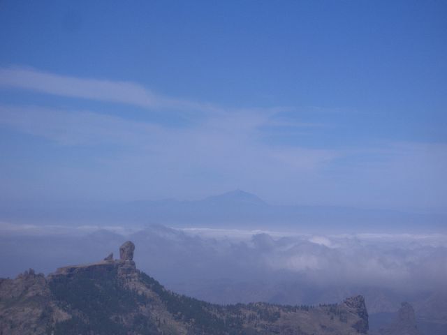 Gran Canaria: Blick vom Pico de la Nieves (höchster Punkt Gran Canarias) auf den Teide auf Teneriffa am Horizont.
