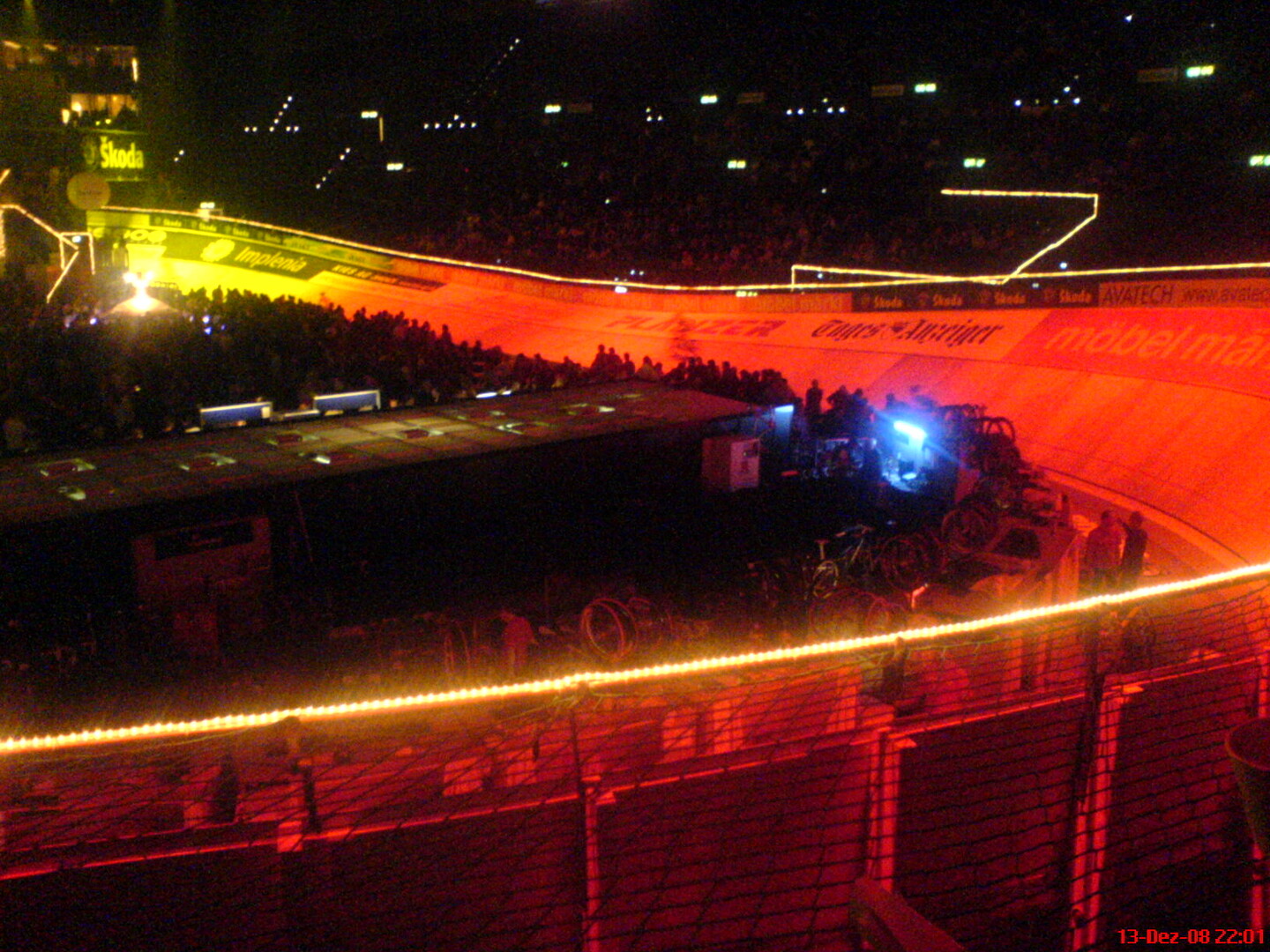 Ein Licht im Dunkeln, in rot getauchte Sixjours 2008... einsam leuchtet die Koje von Kultmechaniker Fritz Brühlmann