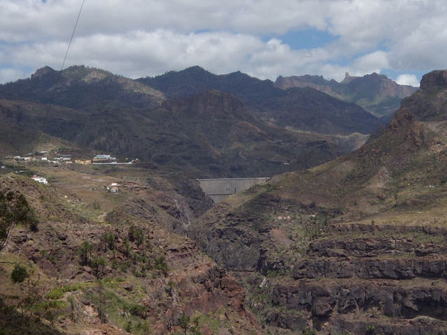 Ausblick auf die Staumauer des Soria-Stausees sowie auf das atemberaubende Bergmassiv. Hinten rechts ist übrigens der Felsmonolith "Roque Nublo" (1803m, quasi das Wahrzeichen Gran Canarias) zu erkennen