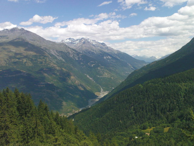 Blick von der Passhöhe ins Tal.