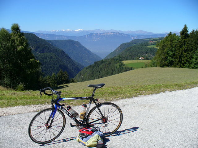 Aldein (Südtirol). Etschtal, Mendelpass und Ortler von Westen.