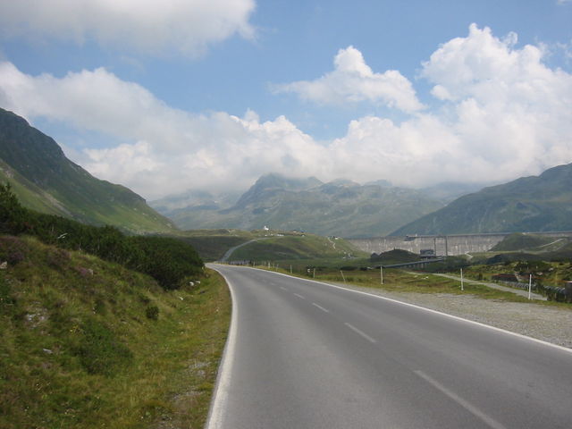 Blick zurück von Westen zur Silvretta-Staumauer.