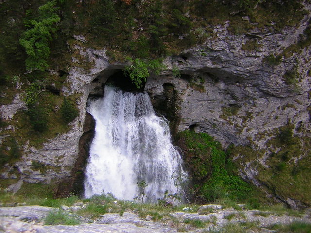 Die Karstquelle Garb d'la Fus, die nicht immer Wasser führt und Abfluss der größten Höhlensysteme Liguriens und Piemonts ist