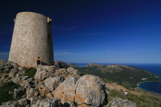 Der Wachturm auf der Talaia d'Albercutx.