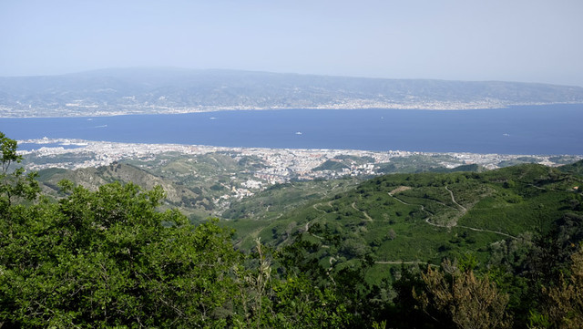 Blick auf die Stadt Messina, die (Meeres-)Straße von Messina und auf das italienische Festland.