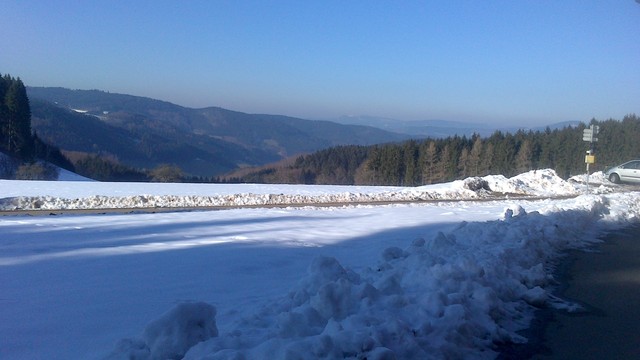 Blick nach Norden zum schneebedeckte Mooskopf oberhalb Gengenbach
