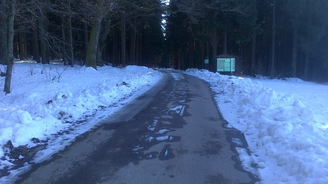 Diese bereits leicht schneebedeckte Straße ging vorne am Schild in eine Eispiste über