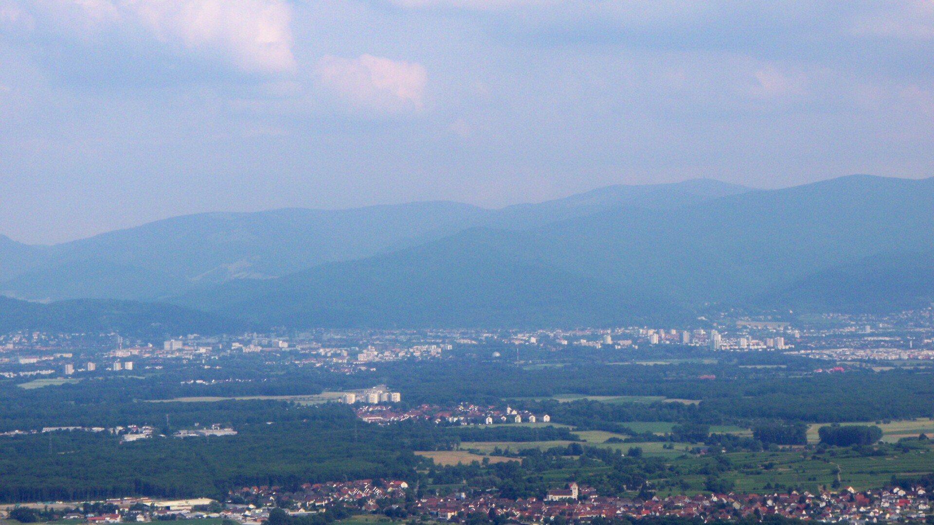 Freiburg mit Feldberg (1493m) am Horizont