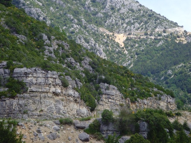 Gorge du Verdon: Route de Cretes. Oben rechts und unten ist der Straßenverlauf zu erkennen