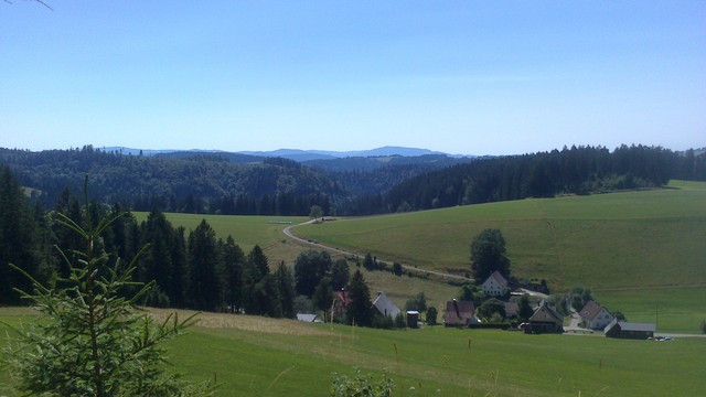 Ausblick bei sängender Hitze zum Kande (1241m)l rechts bis hin zum Feldberg links