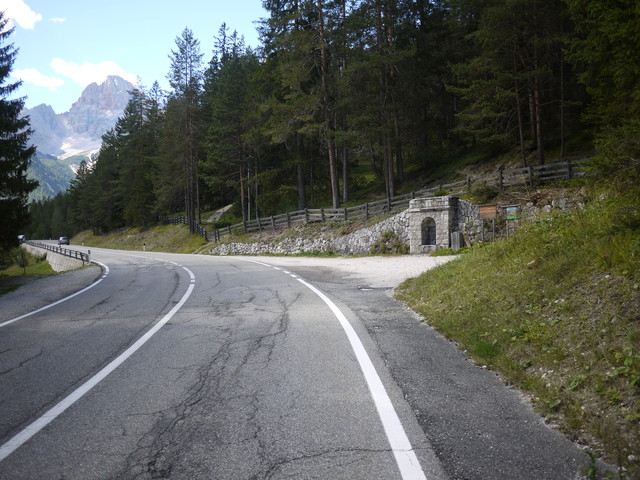 Etwas hinter dem Abzweig in Richung Cortina d'Ampezzo zweigt die Naturstraße zu den [[Plätzwiesen|paesse|plaetzwiesen]] ab.