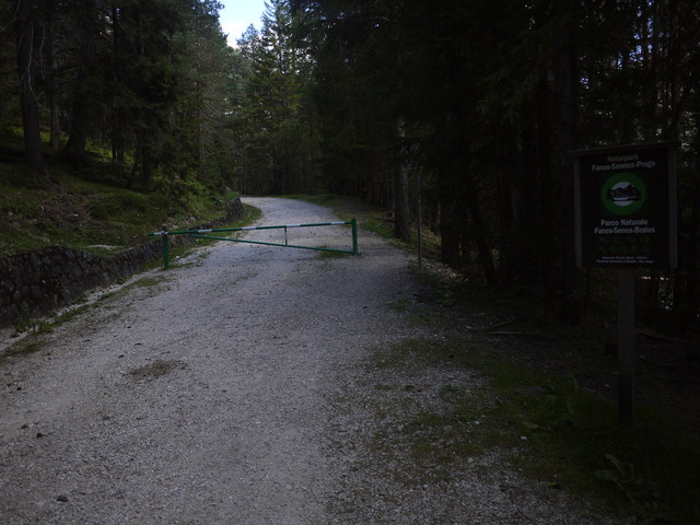 Die Naturstraße zu den [[Plätzwiesen|paesse|plaetzwiesen]] ist sicherlich nicht sinnvoll mit dem Rennrad fahrbar &ndash; für Schotterrecken jedoch allemal.