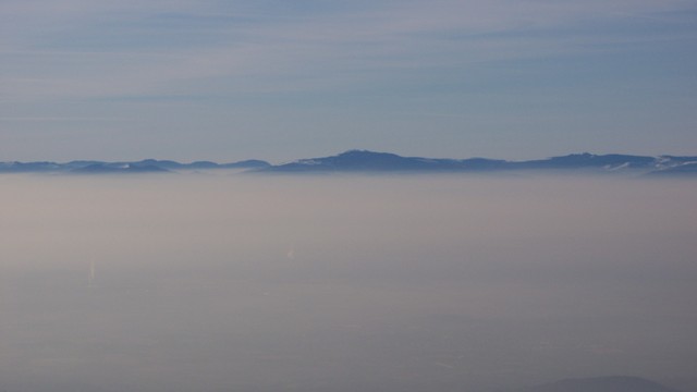 Der Grand Ballon (1424m) ragt aus dem Nebel