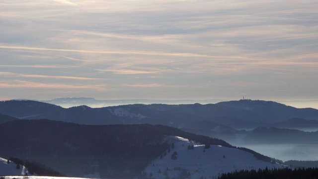 Rechts der Blauen (1165m), links im Hintergrund aus dem Nebel ragend der Chasseral (1607m) im Jura