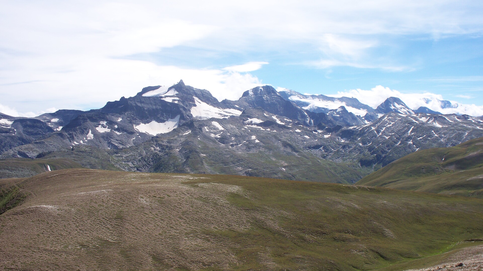 Vergletschertes Hillehorn im Vordergrund (3181m) und Monte Leone im Hintergrund (3553m).