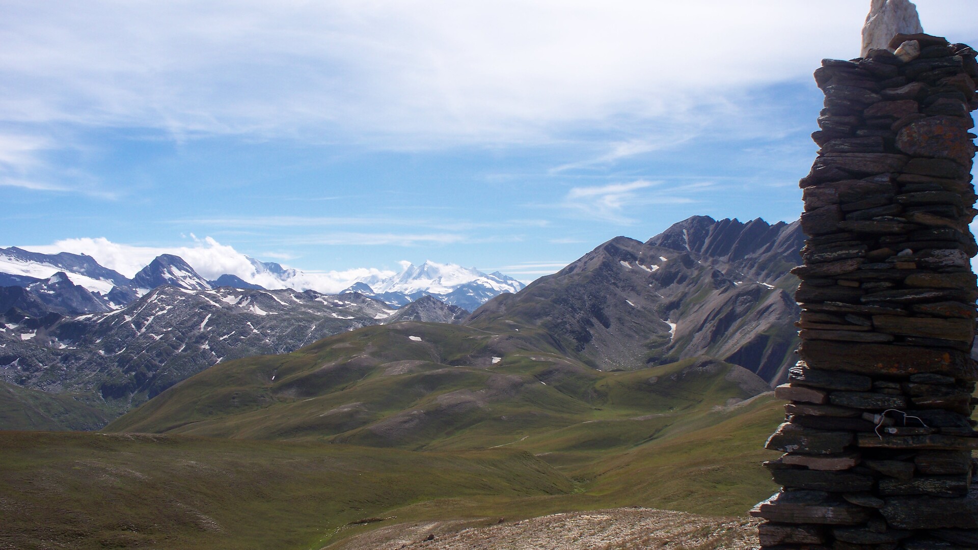Vom Gipfel blickt man auf die Mischabelgruppe und den Deom (4545m) dessen höchsten Erhöhung