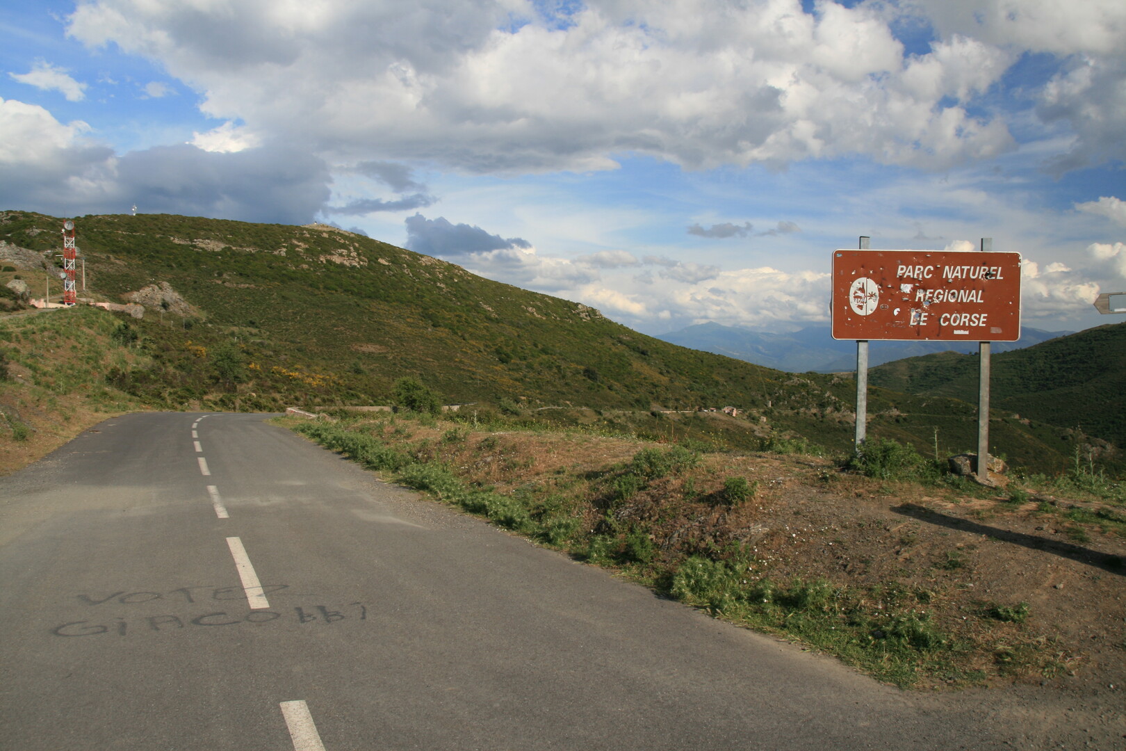 Die Passhöhe des Col de San Colombano. Ausblick auf die Südseite.