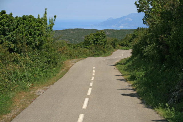Kurz nach der Passhöhe: Die Abfahrt nach Murato. Im Hintergrund die Berge des Cap Corse.