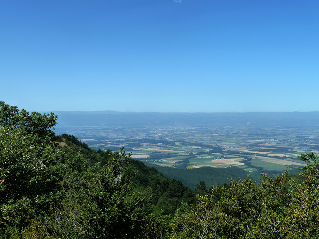 Blick von der Westseite ins Rhonetal und hinüber zum Gerbier de Jonc (1551 m, ca 100 km)