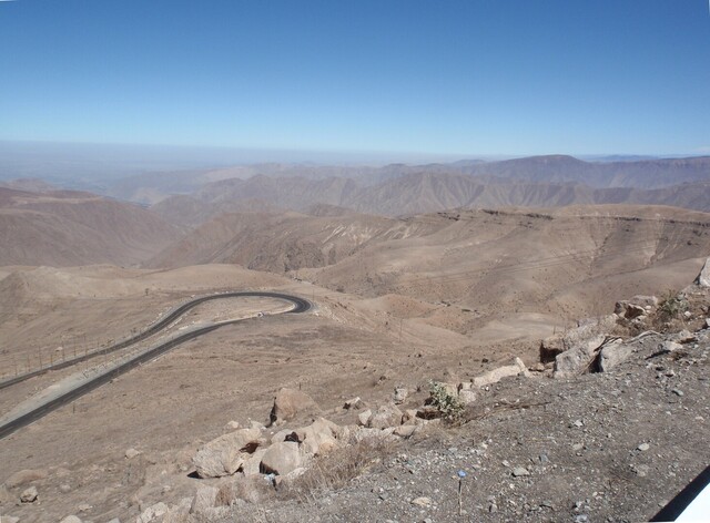 Einsame Straße in der Atacama-Wüste