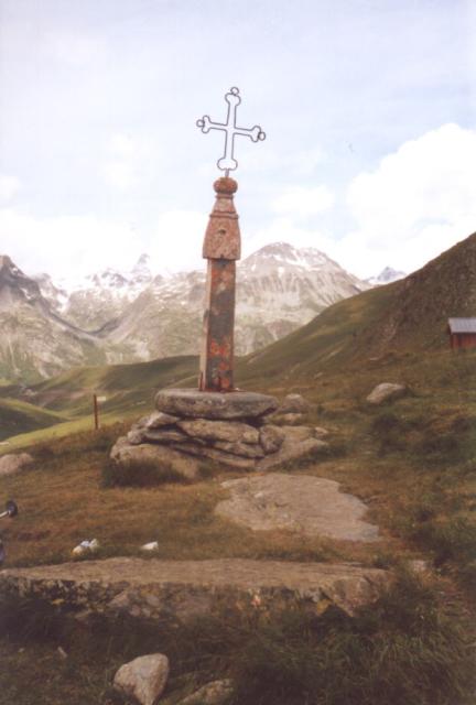 Das namensgebende Eisenkreuz am Col de la Croix de Fer.Frankreichtour Team Ro&szlig;tal 2001Christian Barth