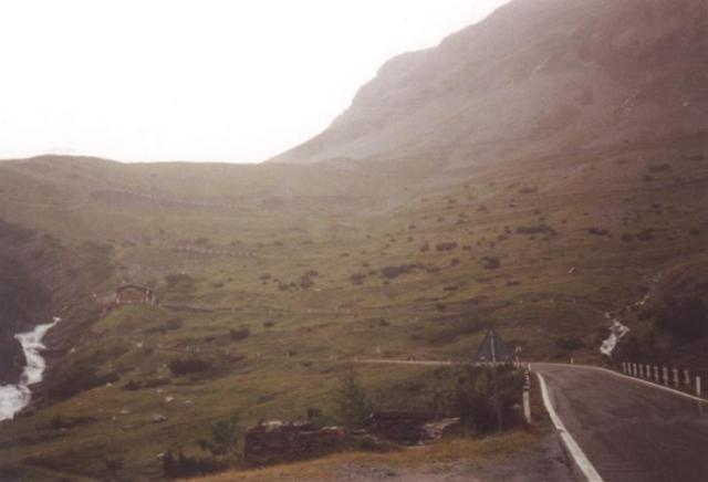 In der S&uuml;dseite des Stilfserjoch, unten am Steilhang.Lombardeitour Team Ro&szlig;tal August 2002Christian Barth