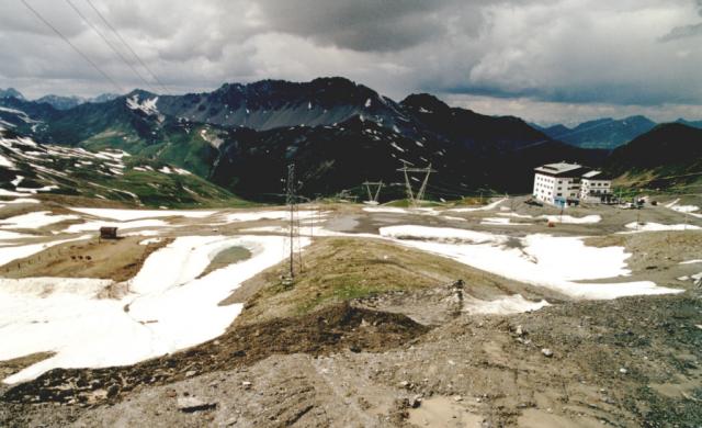 Der Blick vom Stilfser Joch in Richtung Umbrailpass und Bormio.Tag 2 Sommertour 2001