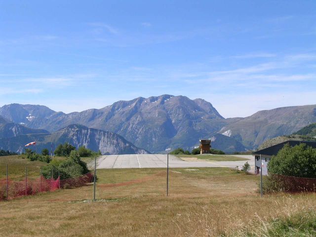 Der Flugplatz von Alpe d'huez nach 50 Meter Rollbahn geht es steil ins Tal