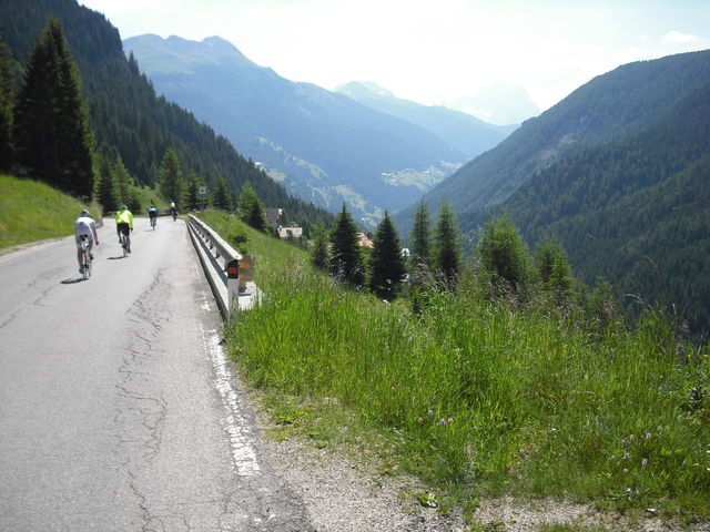 Abfahrt Passo di Campolongo Richtung Arraba