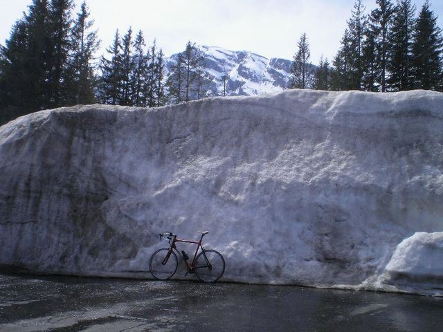 2009-04-26: noch reichlich Schnee am Rossfeld (Ahornkaser), im Hintergrund der Hohe Göll - meine erste Rennradtour auf das Rossfeld