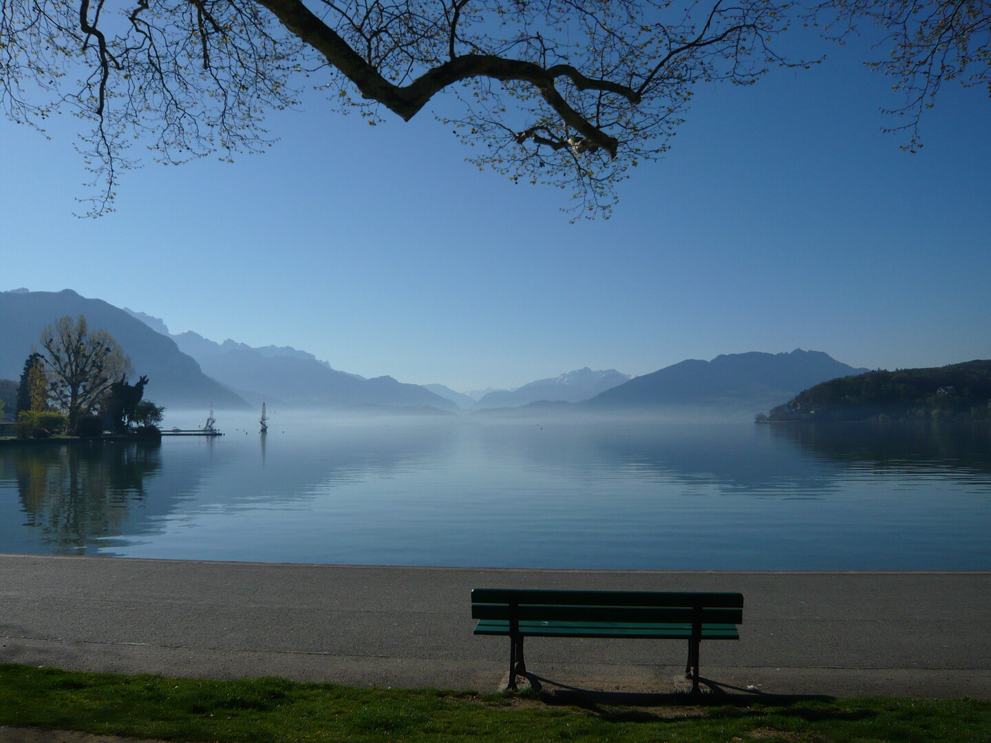 Lac d`Annecy Morgennebel