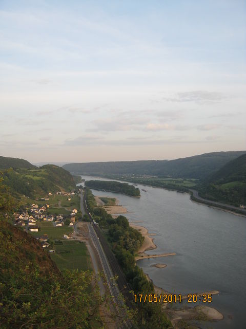 Rheinbrohler Ley. Blick rheinaufwärts über Burg und Insel Hammerstein bis zum Krahnenberg vor Andernach.