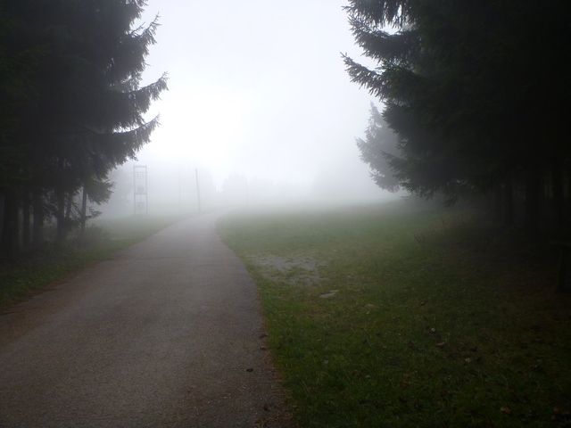 Blick vom Gipfelkreuz in den Nebel