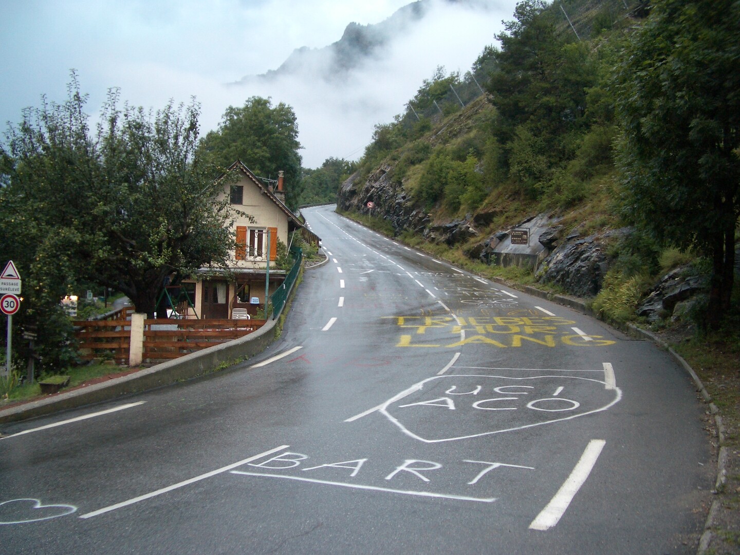 Der Einstieg zu den legendären 21 Kehren nach L'Alpe D'Huez (15.08.2008)