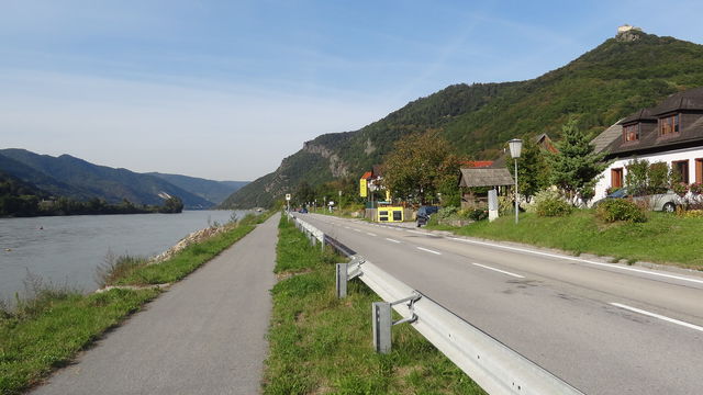 Kurz vor dem Anstieg am Donauradweg, rechts oben ist bereits die Ruine Aggstein zu sehen.