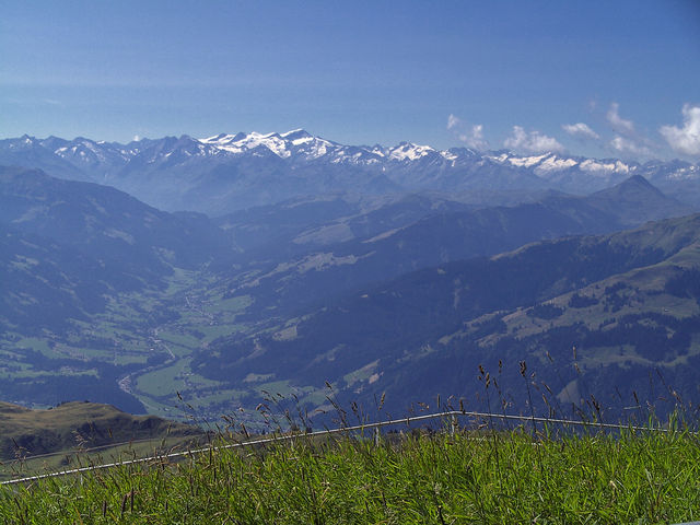 Blick vom Kitzbühler Horn (Gipfelhaus) hinüber zum Pass Thurn, der zu ein paar richtig hohen Bergen (Großvenediger, Großglockner) führt, was nicht heißt, dass die Auffahrt zum KH leicht wäre.