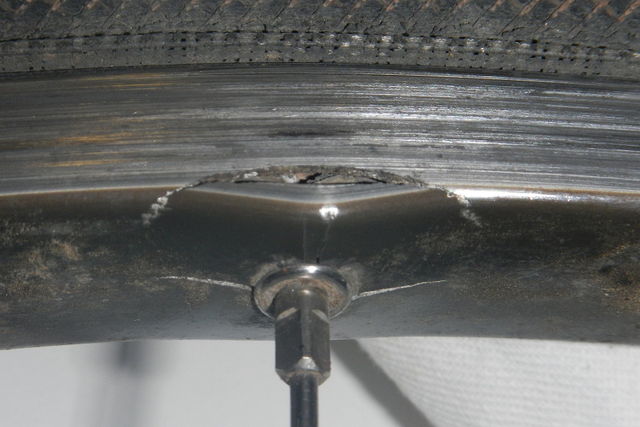 Felgenriss (alte Mavic MA40) am Hinterrad, Speichenloch rechts. Heimfahrt mit ermäßigtem Luftdruck und entspannter Bremse war noch möglich.