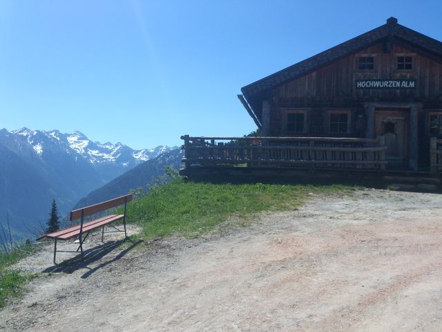 Kleinere Hütte knapp unterhalb des Gipfels