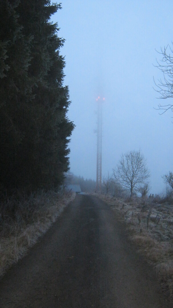 Der größere Teil des Sendemastes auf dem Scharteberg verschwindet im Nebel