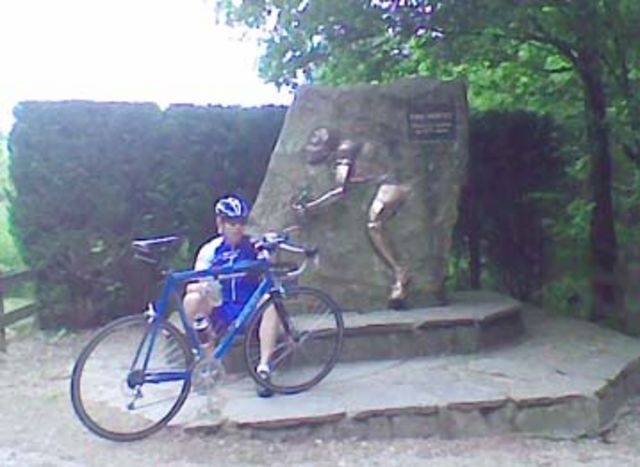 Monument Eddy Merckx, côte de Stockeu - Stavelot - Belgiën. Und unsere Bennie!